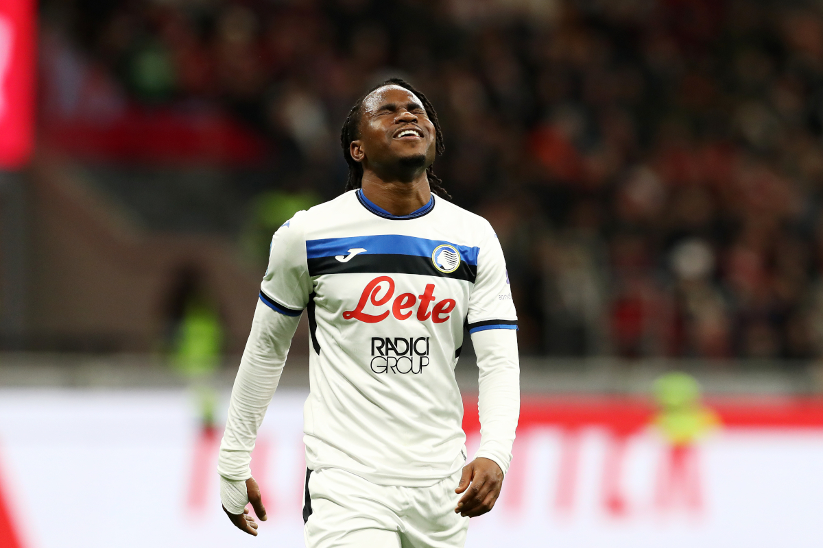 MILANO, ITALIA - 20 aprile: Ademola Lookman dell'Atalanta reage durante la partita di Serie A tra Milan e Atalanta allo Stadio Giuseppe Meazza il 20 aprile 2025 a Milano, Italia. (Foto di Marco Luzzani/Getty Images)