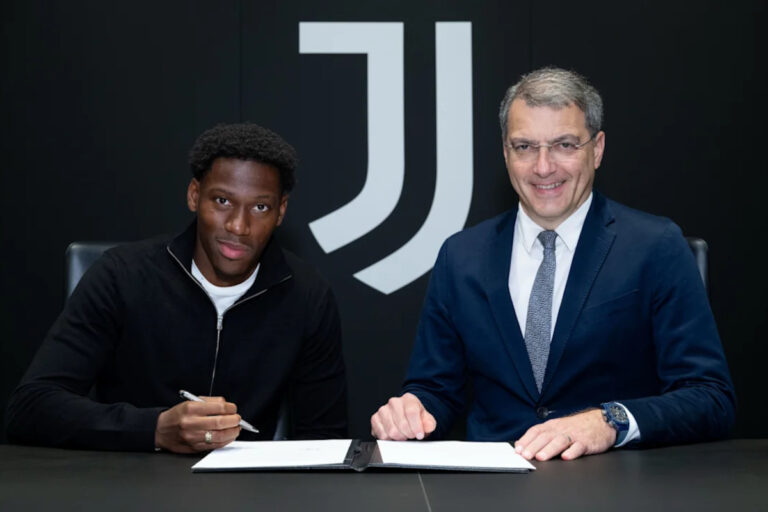 Jonathan David signs his Juventus contract