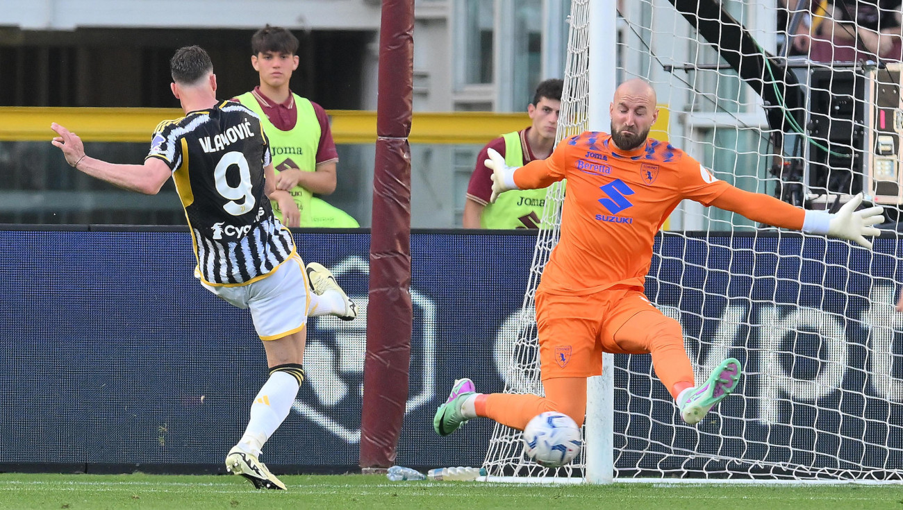 Milinkovic-Savic will reject Leeds United as long as Napoli in running 4 epa11276979 Torino's goalkeeper Vanja Milinkovic Savic (R) and Juventus' Dusan Vlahovic in action during the italian Serie A soccer match Torino FC vs Juventus FC at the Olimpico Grande Torino Stadium in Turin, Italy, 13 April 2024 EPA-EFE/ALESSANDRO DI MARCO