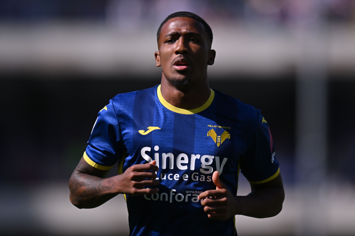 Tchatchoua latest right back on Milan radar 4 VERONA, ITALY - MAY 05: Jackson Tchatchoua of Hellas Verona looks on during the Serie A TIM match between Hellas Verona FC and ACF Fiorentina at Stadio Marcantonio Bentegodi on May 05, 2024 in Verona, Italy. (Photo by Alessandro Sabattini/Getty Images) (Photo by Alessandro Sabattini/Getty Images)