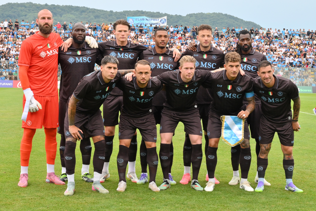 Friendly: Napoli beat Olympiacos 2-1 with Lukaku injury and Conte rage 6 CASTEL DI SANGRO, ITALY - AUGUST 14: Napoli team group before the pre-season friendly match between Napoli and Olympiacos at Stadio Teofilo Patini on August 14, 2025 in Castel di Sangro, Italy. (Photo by Giuseppe Bellini/Getty Images)