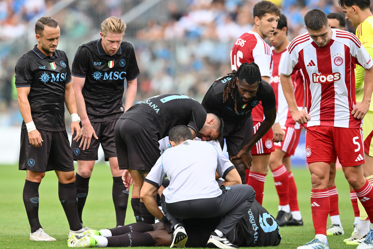Manchester United have already made Zirkzee decision for Napoli 6 CASTEL DI SANGRO, ITALY - AUGUST 14: Romelu Lukaku of Napoli lies on the pitch after being injured during the pre-season friendly match between Napoli and Olympiacos at Stadio Teofilo Patini on August 14, 2025 in Castel di Sangro, Italy. (Photo by Giuseppe Bellini/Getty Images)