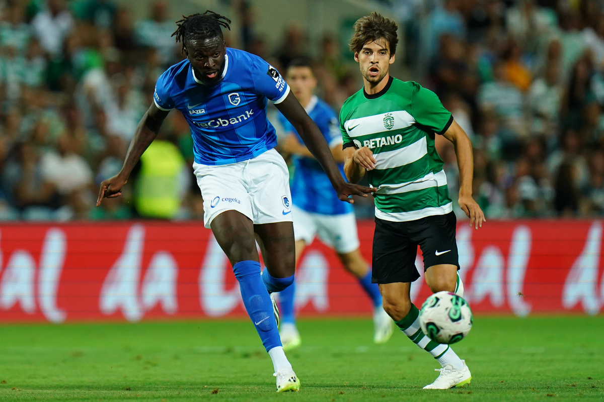 Arokodare is the name to watch for Napoli if Lukaku has bad injury 4 FARO, PORTUGAL - JULY 19: Tolu Arokodare of KRC Genk with Daniel Braganca of Sporting CP in action during the Pre-Season Friendly match between Sporting CP and KRC Genk at Estadio Algarve on July 19, 2023 in Faro, Portugal. (Photo by Gualter Fatia/Getty Images) (Milan links)