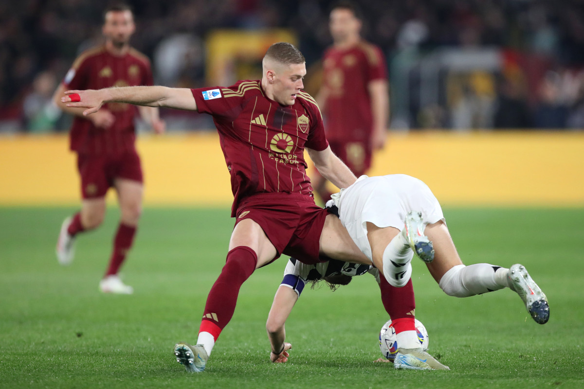 Roma ready to drop Dovbyk as Ferguson impresses Gasperini 7 ROME, ITALY - APRIL 06: Manuel Locatelli of Juventus is challenged by Artem Dovbyk of AS Roma during the Serie A match between AS Roma and Juventus at Stadio Olimpico on April 06, 2025 in Rome, Italy. (Photo by Paolo Bruno/Getty Images)