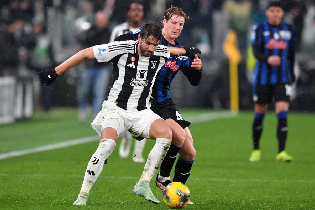 Report Brescianini targeted by Napoli with up to €15m offered 4 TURIN, ITALY - MARCH 09: Manuel Locatelli of Juventus is challenged by Marco Brescianini of Atalanta during the Serie A match between Juventus and Atalanta at the Allianz Stadium on March 09, 2025 in Turin, Italy. (Photo by Valerio Pennicino/Getty Images)