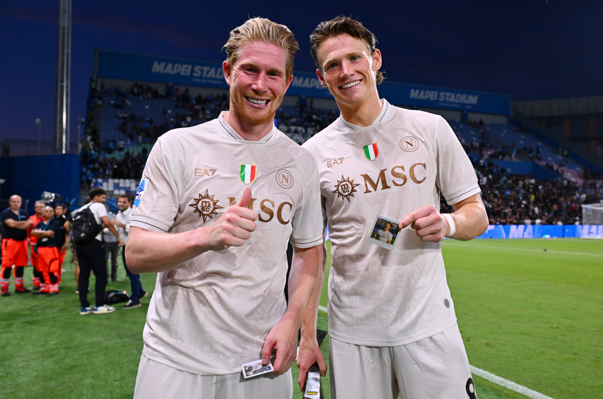 SASSUOLO, ITALY - AUGUST 23: Kevin De Bruyne of Napoli and teammate Scott McTominay pose for a photo at full-time following their victory in the Serie A match between US Sassuolo Calcio and SSC Napoli at Mapei Stadium Citta del Tricolore on August 23, 2025 in Sassuolo, Italy. (Photo by Alessandro Sabattini/Getty Images)