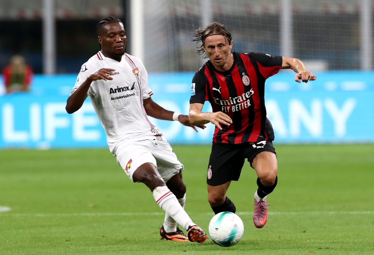 Player Ratings: Milan 1-2 Cremonese – Zerbin shines as Rossoneri fall to opening day defeat 6 MILAN, ITALY - AUGUST 23: Luka Modric of AC Milan runs with the ball whilst under pressure from David Okereke of Cremonese during the Serie A match between AC Milan and US Cremonese at Giuseppe Meazza Stadium on August 23, 2025 in Milan, Italy. (Photo by Marco Luzzani/Getty Images)