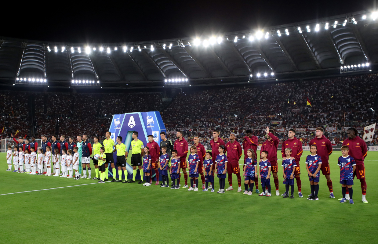 Serie A | Roma 1-0 Bologna: Wesley launches Gasperini era 134 ROME, ITALY - AUGUST 23: Players, match officials and mascots line up prior to the Serie A match between AS Roma and Bologna FC 1909 at Stadio Olimpico on August 23, 2025 in Rome, Italy. (Photo by Paolo Bruno/Getty Images)