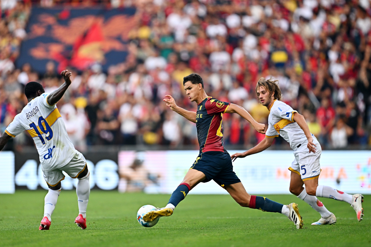 Serie A | Genoa 0-0 Lecce: Falcone earns a point at Marassi 142 GENOA, ITALY - AUGUST 23: Valentin Carboni of Genoa controls the ball under pressure from Lameck Banda and Antonino Gallo of Lecce during the Serie A match between Genoa CFC and US Lecce at Luigi Ferraris Stadium on August 23, 2025 in Genoa, Italy. (Photo by Simone Arveda/Getty Images)