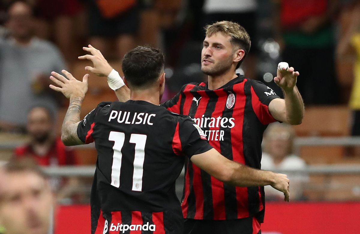 Serie A Week 1: Milan vs. Cremonese official line-ups 126 MILAN, ITALY - AUGUST 17: Christian Pulisic of AC Milan celebrates with his team-mate Santiago Gimenez after scoring their team's second goal during the Coppa Italia match between AC Milan and SSC Bari at Stadio San Siro on August 17, 2025 in Milan, Italy. (Photo by Marco Luzzani/Getty Images)