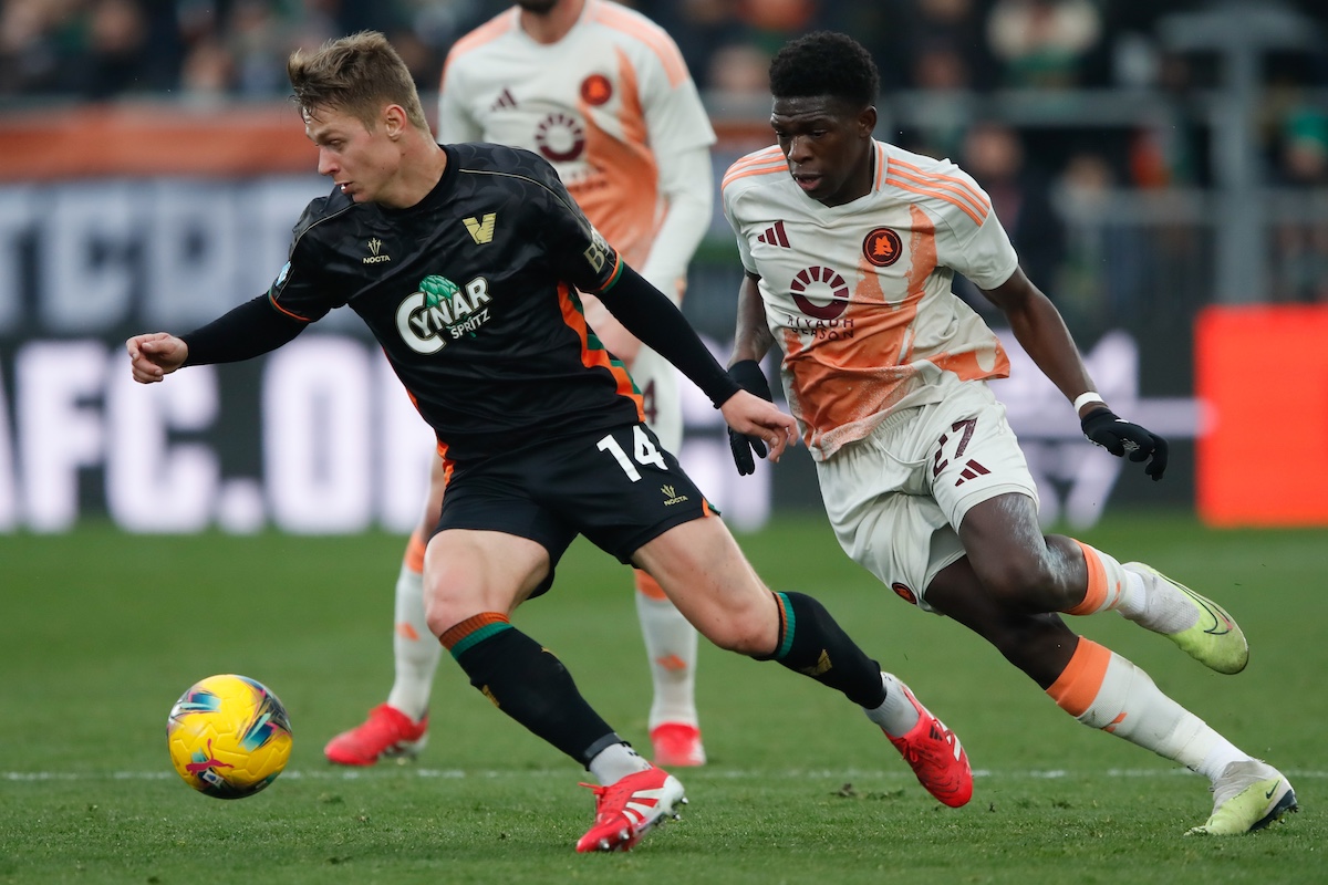Exclusive: Asllani, Nicolussi Caviglia and Oristanio continue the dance 6 VENICE, ITALY - FEBRUARY 09: Hans Nicolussi Caviglia of Venezia and Lucas Gourna-Douath of Roma in action during the Serie A match between Venezia and AS Roma at Stadio Pier Luigi Penzo on February 09, 2025 in Venice, Italy. (Photo by Timothy Rogers/Getty Images)