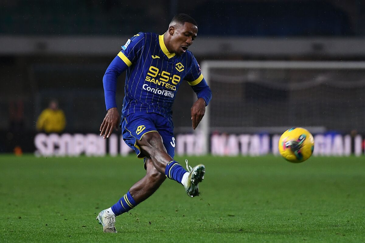 VERONA, ITALY - DECEMBER 08:  Jackson Tchatchoua of Hellas Verona during the Serie A match between Verona and Empoli at Stadio Marcantonio Bentegodi on December 08, 2024 in Verona, Italy. (Photo by Alessandro Sabattini/Getty Images)