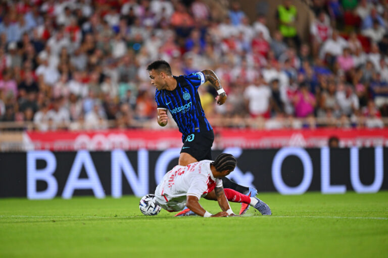 Lautaro Martinez shrugs off Thilo Kehrer during the pre-season friendly between Inter and AS Monaco (@inter)