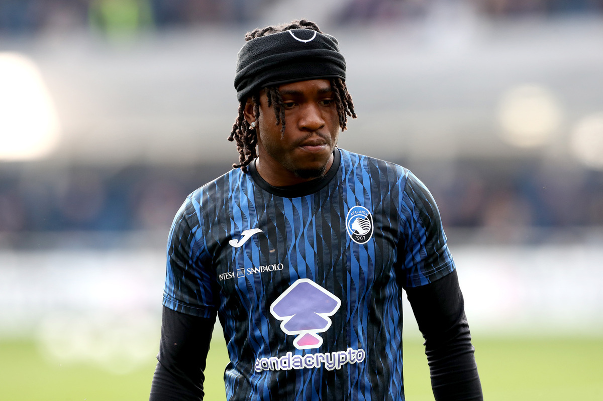 BERGAMO, ITALY - APRIL 06: Ademola Lookman of Atalanta warms up prior to the Serie A match between Atalanta and SS Lazio at Gewiss Stadium on April 06, 2025 in Bergamo, Italy. (Photo by Marco Luzzani/Getty Images) (Galatasaray links)