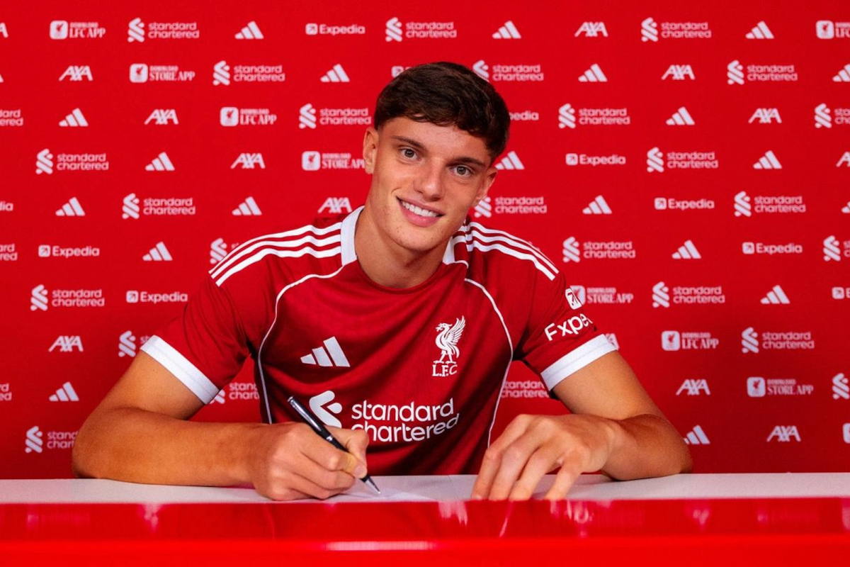 Giovanni Leoni signs his Liverpool contract (liverpoolfc.com)