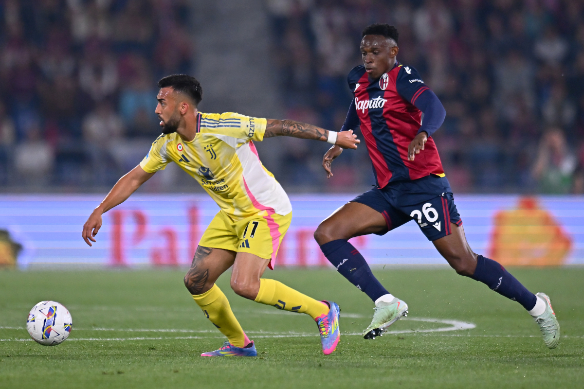 BOLOGNA, ITALY - MAY 04: Nicolas Gonzalez of Juventus runs with the ball whilst under pressure from Jhon Lucumi of Bologna during the Serie A match between Bologna and Juventus at Stadio Renato Dall'Ara on May 04, 2025 in Bologna, Italy. (Photo by Alessandro Sabattini/Getty Images)