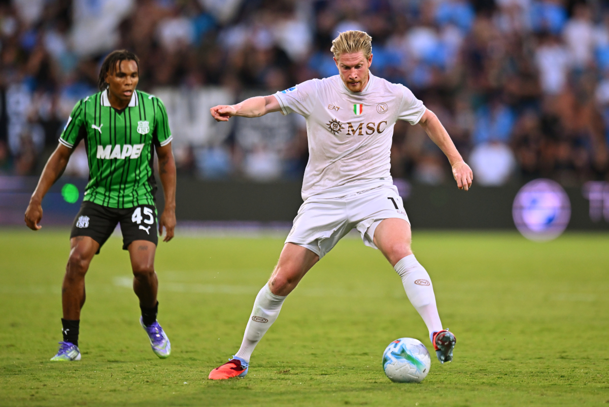 McTominay needs ‘advice’ from De Bruyne who must ‘adjust’ to Napoli 7 SASSUOLO, ITALY - AUGUST 23: Kevin De Bruyne of Napoli controls the ball whilst under pressure from Armand Lauriente of Sassuolo during the Serie A match between US Sassuolo Calcio and SSC Napoli at Mapei Stadium Citta del Tricolore on August 23, 2025 in Sassuolo, Italy. (Photo by Alessandro Sabattini/Getty Images)