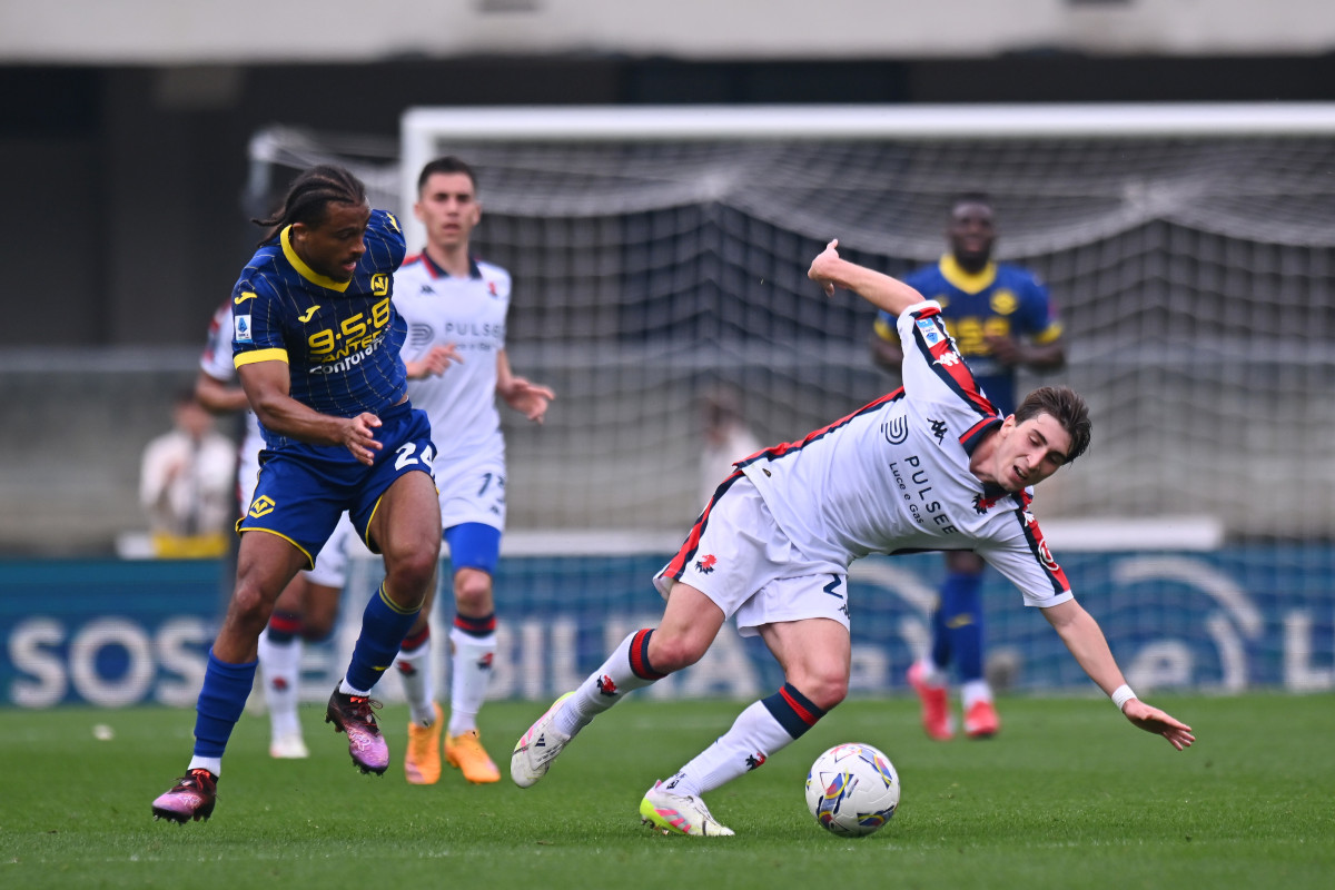 VERONA, ITALY - APRIL 13: Fabio Miretti of Genoa is challenged by Antoine Bernede of Hellas Verona during the Serie A match between Verona and Genoa at Stadio Marcantonio Bentegodi on April 13, 2025 in Verona, Italy. (Photo by Alessandro Sabattini/Getty Images)