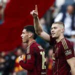 epa12073520 Roma's Artem Dovbyk (R) celebrates with his teammates after scoring the 1-0 goal during the Italian Serie A soccer match between AS Roma and ACF Fiorentina, in Rome, Italy, 04 May 2025. EPA-EFE/ANGELO CARCONI