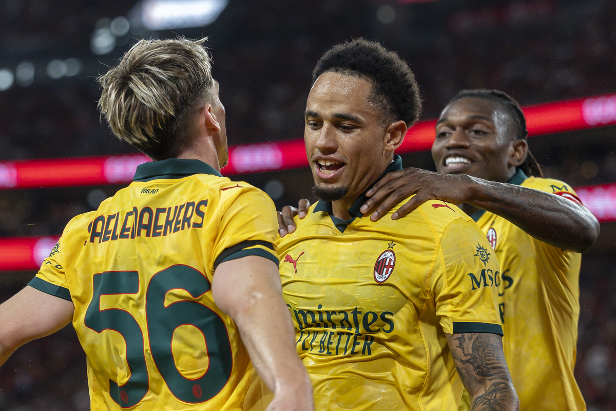 Report Okafor passed Leeds United medical for big Milan sale 4 HONG KONG, CHINA - JULY 26: Noah Okafor of AC Milan (C) celebrates after scoring his goal with Alexis Saelemaekers of AC Milan (L) and Rafael Leao of AC Milan (R) during the Liverpool FC v AC Milan Pre-Season Friendly match at Kai Tak Stadium on July 26, 2025 in Hong Kong, China. (Photo by Yu Chun Christopher Wong/Eurasia Sport Images/Getty Images) (Leeds links to Okafor)