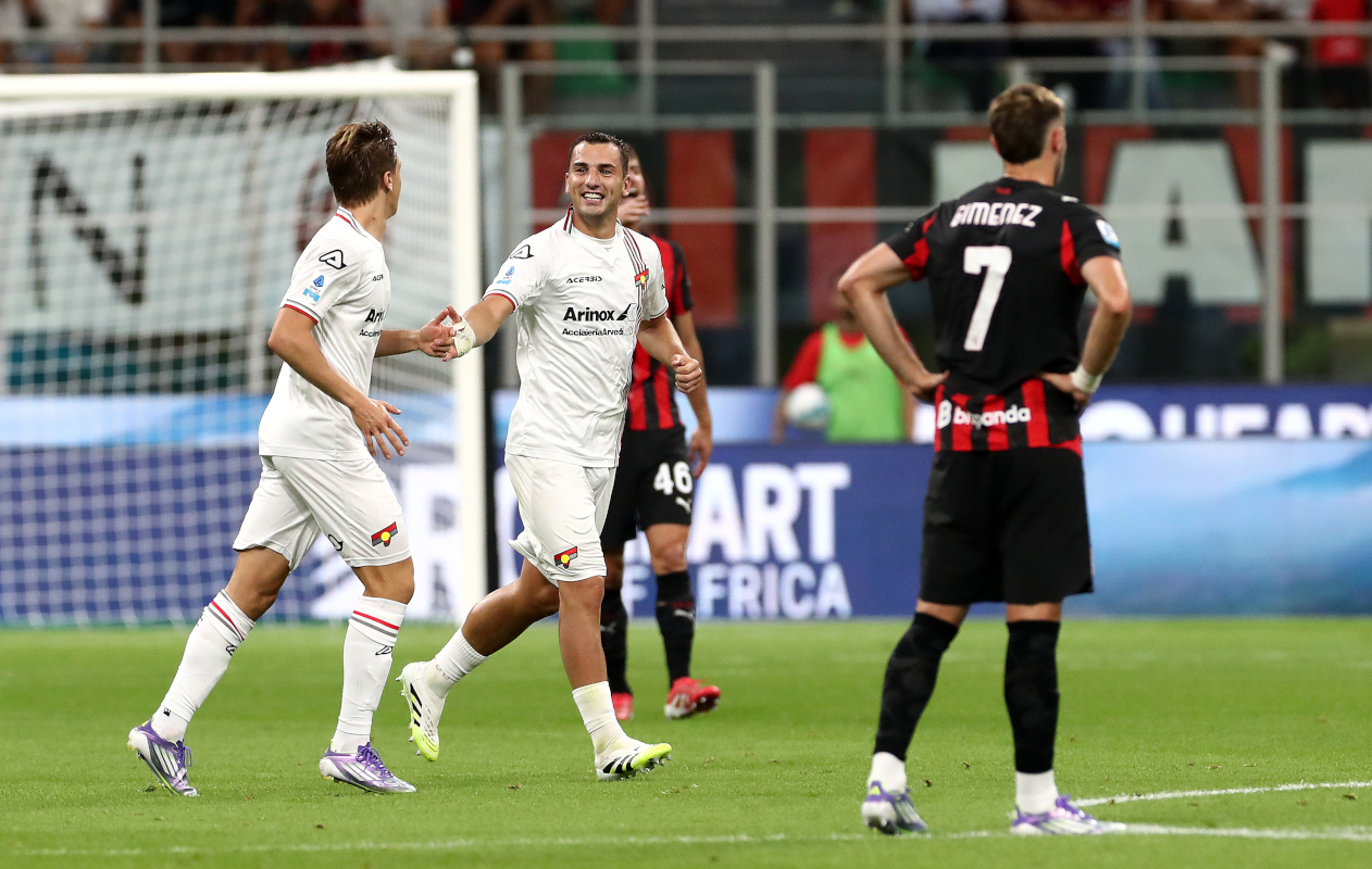Serie A | Milan 1-2 Cremonese: Modric shocked by minnows 133 MILAN, ITALY - AUGUST 23: Federico Bonazzoli of Cremonese celebrates scoring his team's second goal with teammate during the Serie A match between AC Milan and US Cremonese at Giuseppe Meazza Stadium on August 23, 2025 in Milan, Italy. (Photo by Marco Luzzani/Getty Images)