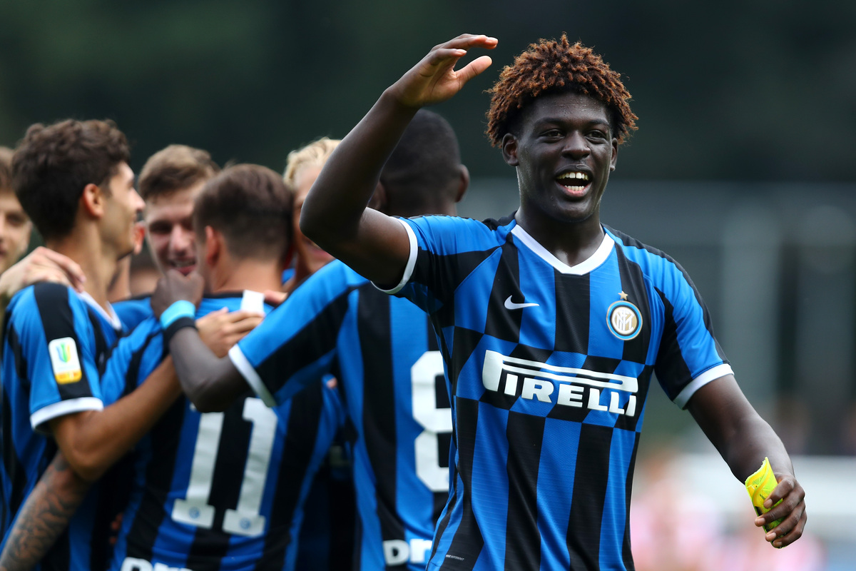 Udinese identify former Inter defender if Solet leaves for San Siro 4 EINDHOVEN, NETHERLANDS - AUGUST 18: Matias Fonseca #11 of Inter is congratulated by team mates Lorenzo Colombini, Chrystopher Attys, Etienne Ludovic Youte Kinkoue (foreground) and Elvis Rikard Lindkvist after he scores the winning penalty in The Otten Cup Final match between PSV Eindhoven and Internazionale or Inter Milan held at De Herdgang, the training ground & youth academy field of PSV Eindhoven on August 18, 2019 in Eindhoven, Netherlands. (Photo by Dean Mouhtaropoulos/Getty Images)