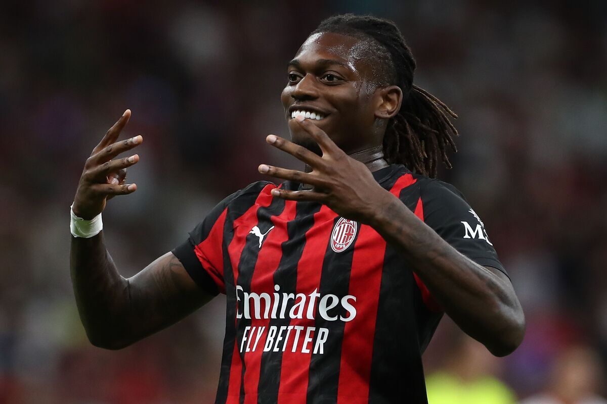 MILANO, Italia - 17 agosto: Rafael Leao di AC Milan celebra dopo aver segnato il goal di apertura durante la partita di Coppa Italia tra AC Milan e SSC Bari allo stadio San Siro il 17 agosto 2025 a Milano, in Italia. (Foto di Marco Luzzani/Getty Images)