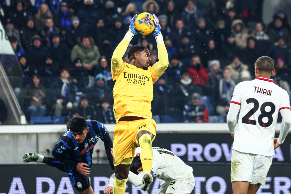 Report Milan target Suzuki to replace Maignan in 2026 6 BERGAMO, ITALY - DECEMBER 06: Mike Maignan of AC Milan in action during the Serie A match between Atalanta and AC Milan at Gewiss Stadium on December 06, 2024 in Bergamo, Italy. (Photo by Giuseppe Cottini/Getty Images)