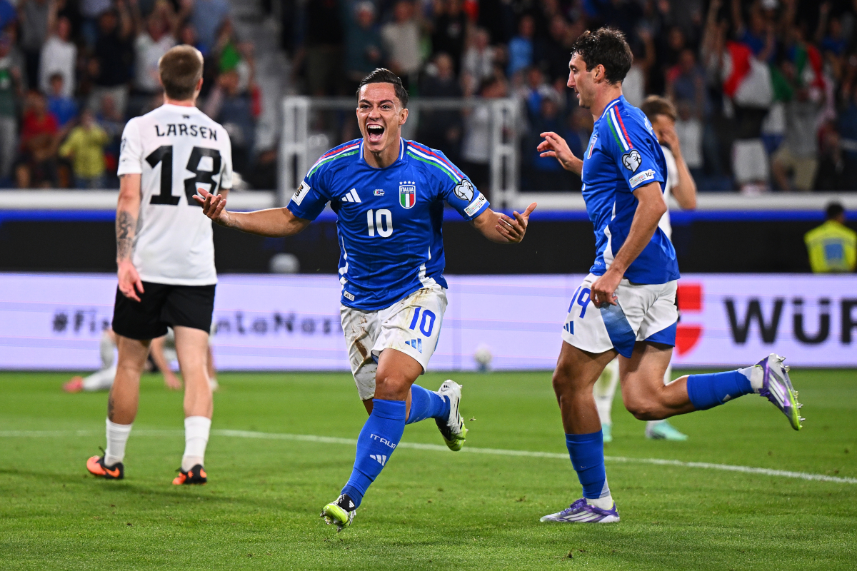 BERGAMO, ITALY - SEPTEMBER 05: Giacomo Raspadori of Italy celebrates with teammates after scoring his team's third goal during the FIFA World Cup 2026 qualifier match between Italy and Estonia at Stadio di Bergamo on September 05, 2025 in Bergamo, Italy. (Photo by Mattia Ozbot/Getty Images)