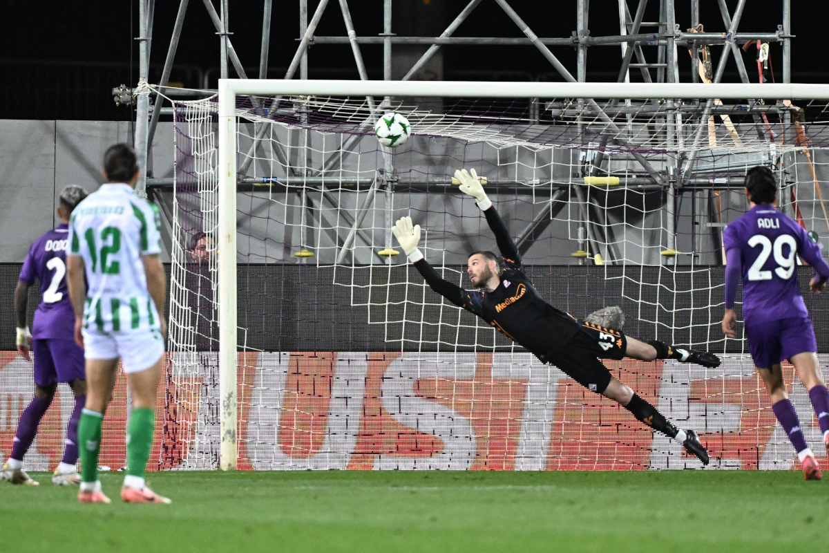 epa12085006 Betis's foward Antony (unseen) scores the opening goal during the UEFA Conference League semi finals 2nd leg match ACF Fiorentina vs Betis Sevilla at Artemio Franchi Stadium in Florence, Italy, 08 May 2025. EPA-EFE/CLAUDIO GIOVANNINI