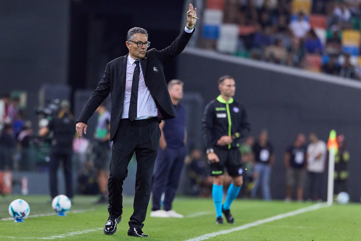 UDINE, ITALIA - 20 SET: Marco Landucci, assistente del allenatore dell'AC Milan reagisce durante la partita di Serie A tra Udinese Calcio e AC Milan allo Stadio Friuli il 20 settembre 2025 a Udine, Italia. (Foto di Emmanuele Ciancaglini/Getty Images)
