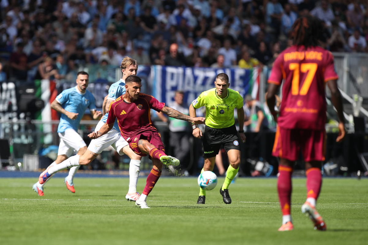 ROMA, ITALIA - 21 SETTEMBRE: Lorenzo Pellegrini dell'AS Roma passa la palla durante la partita di Serie A tra SS Lazio e AS Roma allo Stadio Olimpico il 21 settembre 2025 a Roma, Italia. (Foto di Paolo Bruno/Getty Images)