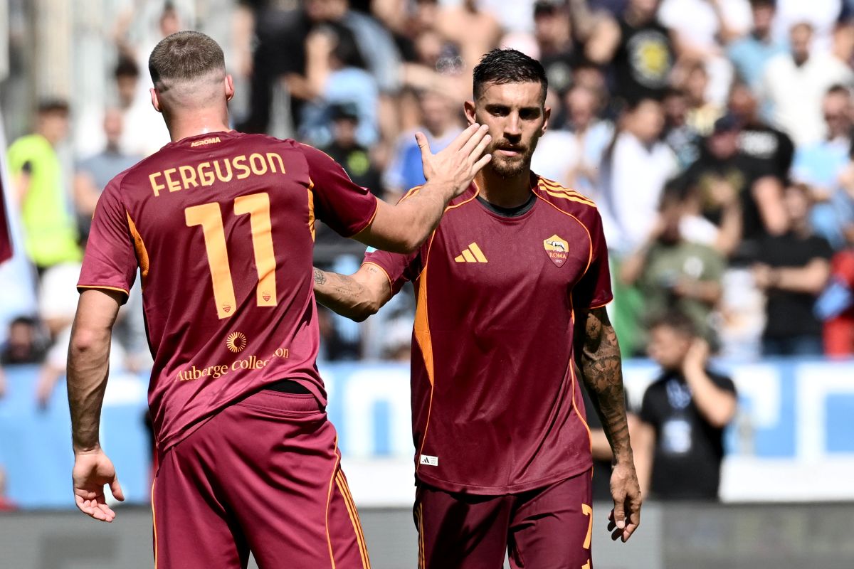 ROMA, ITALIA - 21 SETTEMBRE: Lorenzo Pellegrini dell'AS Roma festeggia il gol decisivo insieme ai compagni durante la partita di Serie A tra SS Lazio e AS Roma allo Stadio Olimpico il 21 settembre 2025 a Roma, Italia. (Foto di Marco Rosi - SS Lazio/Getty Images)