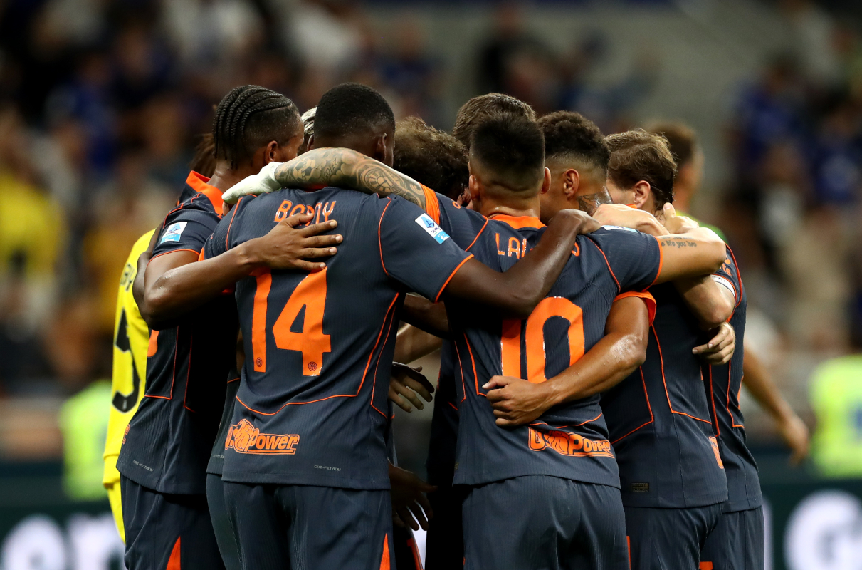 Milano, Italia - 21 settembre: I giocatori dell'Inter festeggiano il secondo gol della loro squadra, su autogol segnato da Tarik Muharemovic del Sassuolo (non in foto), durante la partita di Serie A tra FC Internazionale e US Sassuolo Calcio allo stadio Giuseppe Meazza il 21 settembre 2025 a Milano, Italia. (Foto di Marco Luzzani/Getty Images)
