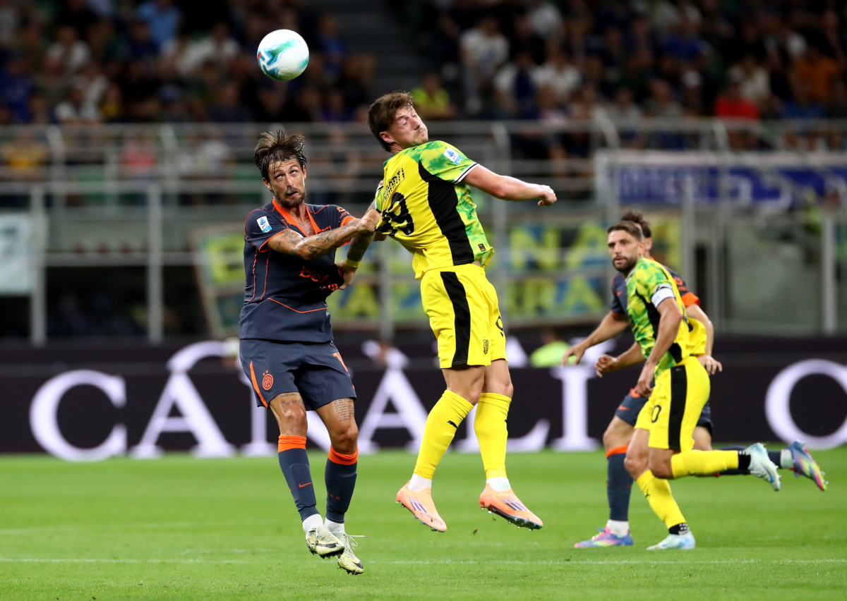 MILANO, ITALIA - 21 SETTEMBRE: Francesco Acerbi dell’Inter si contende il pallone aereo con Andrea Pinamonti del Sassuolo durante la partita di Serie A tra FC Internazionale e US Sassuolo Calcio allo Stadio Giuseppe Meazza il 21 settembre 2025 a Milano, Italia. (Foto di Marco Luzzani/Getty Images)