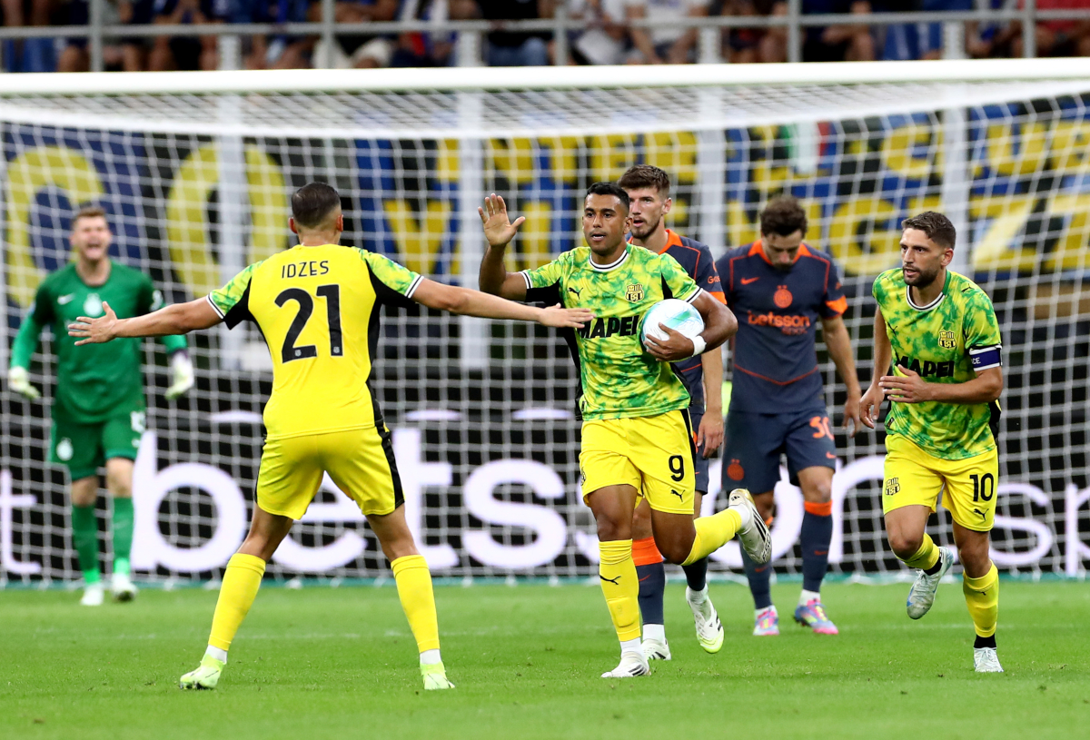 MILANO, ITALIA - 21 SETTEMBRE: Walid Cheddira del Sassuolo festeggia con il compagno Jay Idzes dopo aver segnato il primo gol della sua squadra durante la partita di Serie A tra FC Internazionale e US Sassuolo Calcio allo Stadio Giuseppe Meazza il 21 settembre 2025 a Milano, Italia. (Foto di Marco Luzzani/Getty Images)
