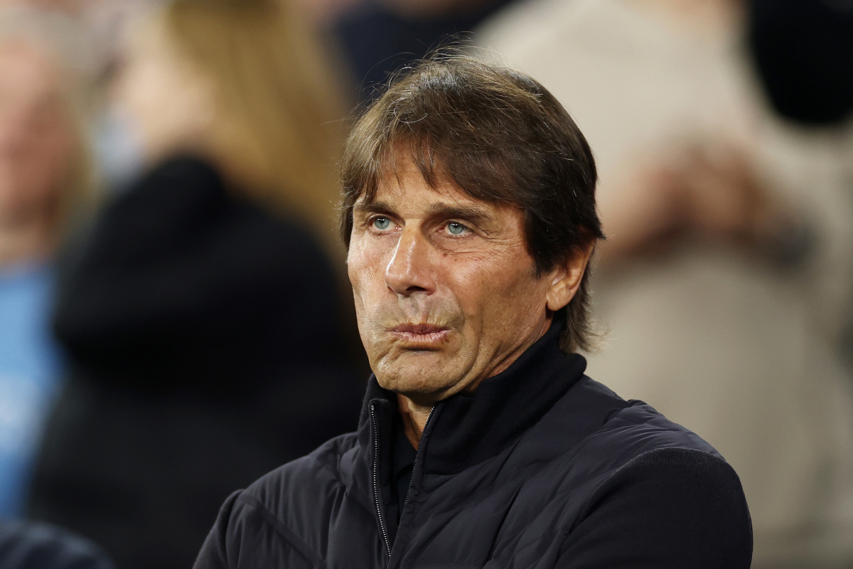 MANCHESTER, Inghilterra - 18 settembre: Antonio Conte, capo allenatore di Napoli, si guarda prima della partita della Fase MD1 della UEFA Champions League 2025/26 tra Manchester City e SSC Napoli al City of Manchester Stadium il 18 settembre 2025 a Manchester, in Inghilterra. (Foto di Dan Istitene/Getty Images)