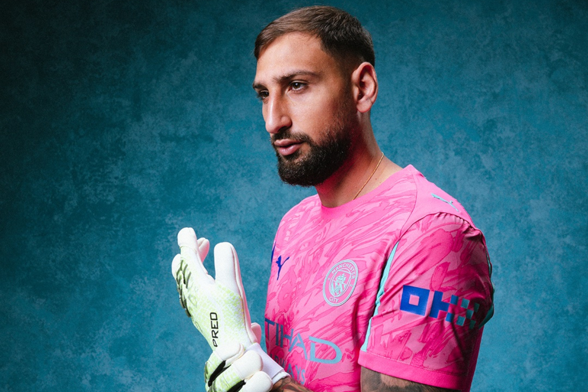 Gianluigi Donnarumma poses with his Manchester City shirt (@mancity)