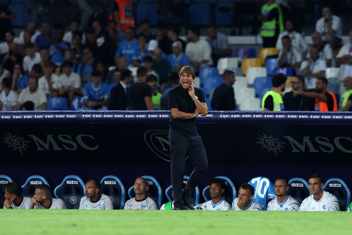 Napoli, Italia - 22 settembre: Antonio Conte SSC Napoli Coach durante la partita di Serie A tra SSC Napoli e Pisa SC allo stadio Diego Armando Maradona il 22 settembre 2025 a Napoli, in Italia. (Foto di Francesco Pecoraro/Getty Images)