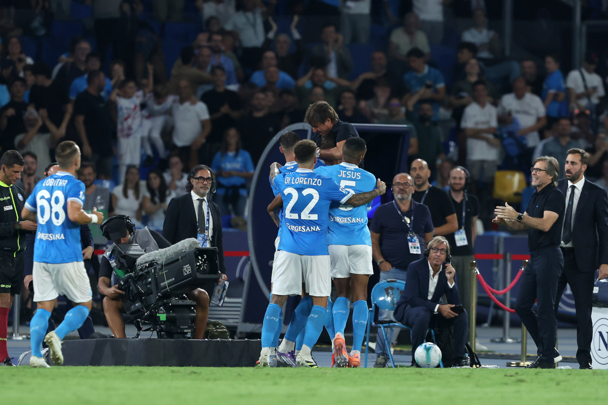 NAPLES, Italia - 22 settembre: Lorenzo Lucca di SSC Napoli celebra dopo aver segnato il suo terzo gol durante la partita di Serie A tra SSC Napoli e Pisa SC allo stadio Diego Armando Maradona il 22 settembre 2025 a Napoli, in Italia. (Foto di Francesco Pecoraro/Getty Images)
