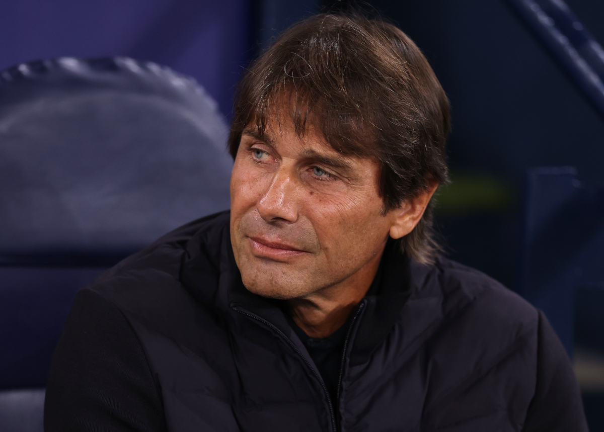 MANCHESTER, Inghilterra - 18 settembre: Antonio Conte, capo allenatore di Napoli, si guarda prima della partita della Fase MD1 della UEFA Champions League 2025/26 tra Manchester City e SSC Napoli al City of Manchester Stadium il 18 settembre 2025 a Manchester, in Inghilterra. (Foto di Ryan Pierse/Getty Images)
