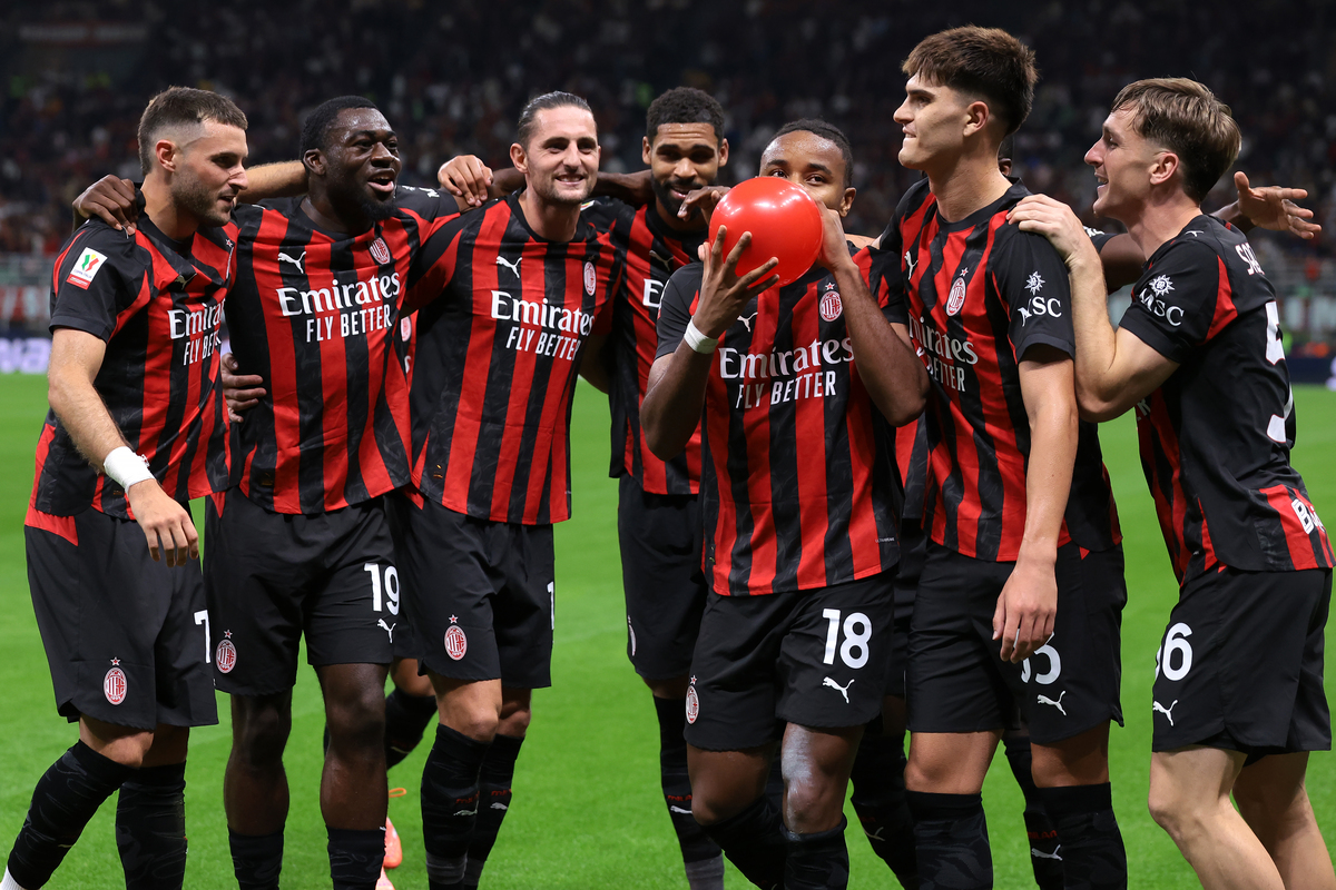 MILANO, Italia - 23 settembre: Christopher Nkunku di AC Milan si gonfia un pallone mentre celebra con i compagni di squadra dopo aver segnato per dare la squadra un vantaggio di 2-0 durante la coppa Italia Frecciarossa round di 16 partite tra AC Milan e US Lecce a Giuseppe Meazza Stadium il 23 settembre 2025 a Milano, Italia. (Foto di Jonathan Moscrop/Getty Images)
