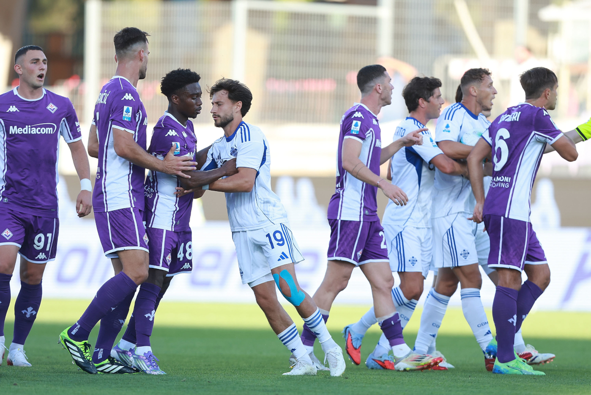 Firenze, Italia - 21 settembre: Tariq Lamptey di ACF Fiorentina e Nicolas Kuhn del Como 1907 sostengono durante la partita di Serie A tra ACF Fiorentina e Como 1907 ad Artemio Franchi il 21 settembre 2025 a Firenze, in Italia. (Foto di Gabriele Maltinti/Getty Images)