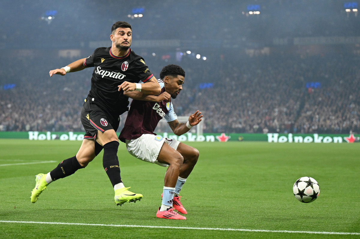 BIRMINGHAM, Inghilterra - 22 ottobre: ​​Riccardo Orsolini di Bologna e Ian Maatsen di Aston Villa competono per la palla durante la partita della Fase MD3 della UEFA Champions League 2024/25 tra Aston Villa FC e Bologna FC 1909 a Villa Park il 22 ottobre 2024 a Birmingham, in Inghilterra. (Foto di Michael Regan/Getty Images)