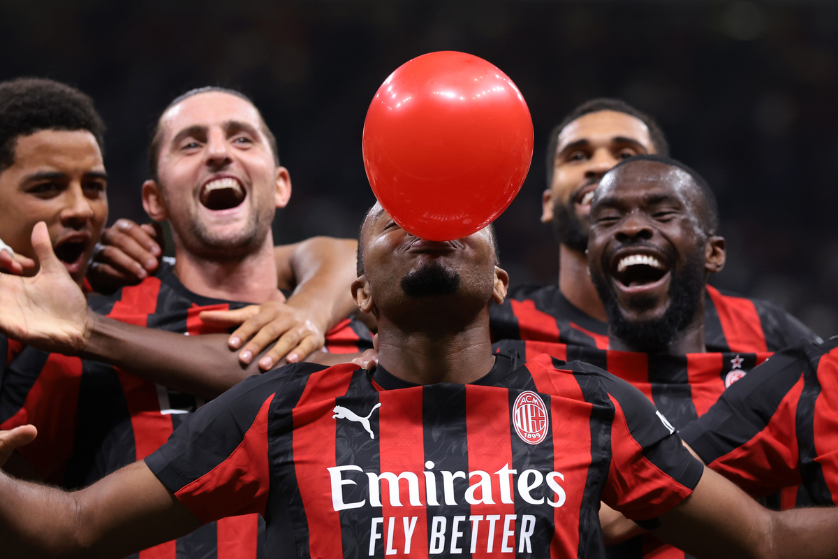 MILANO, Italia - 23 settembre: Christopher Nkunku di AC Milan si gonfia un pallone mentre celebra con i compagni di squadra dopo aver segnato per dare alla squadra un vantaggio di 2-0 durante la partita di Coppa Italia Frecciarossa tra AC Milan e US Lecce a Giuseppe Meazza Stadium il 23 settembre 2025 a Milano, Italia. (Foto di Jonathan Moscrop/Getty Images)