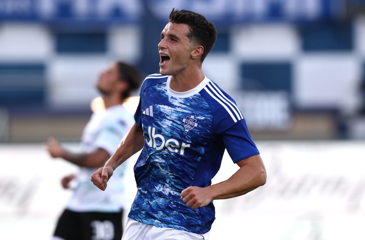 COMO, Italia - 16 agosto: Anastasios Douvikas del Como 1907 celebra dopo aver segnato il secondo gol della loro squadra durante la partita di Coppa Italia tra Como 1907 e FC Sudtirol allo stadio G. Sinigaglia il 16 agosto 2025 a Como, Italia. (Foto di Marco Luzzani/Getty Images)