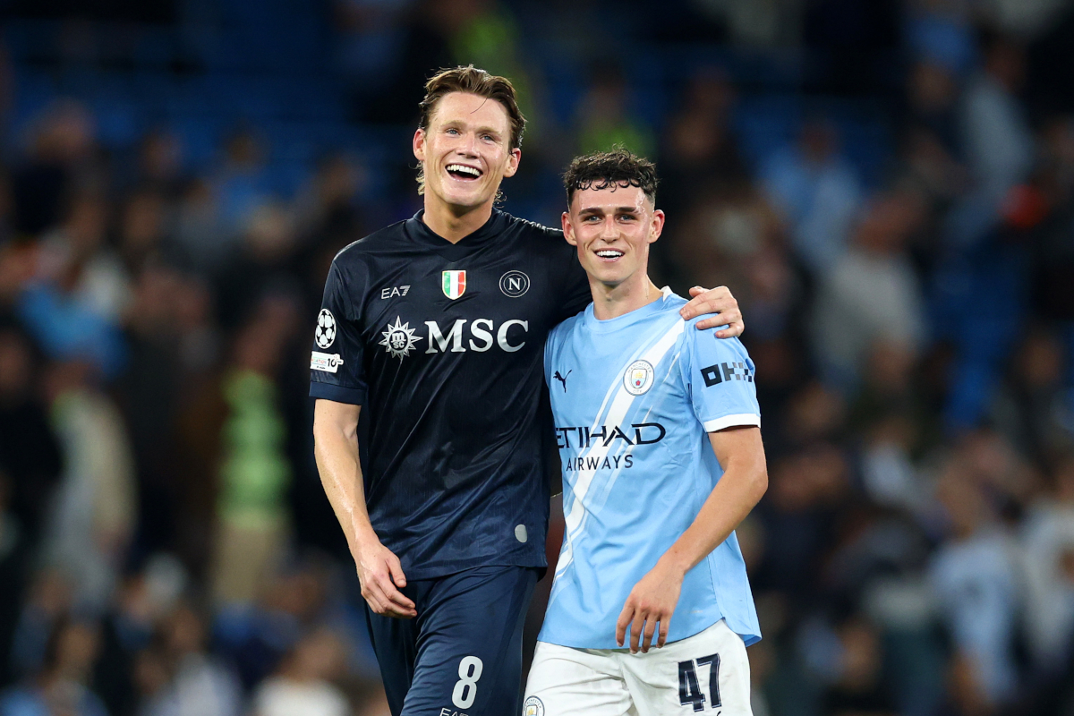 MANCHESTER, Inghilterra - 18 settembre: Scott McTominay del Napoli e Phil Foden del Manchester City si abbracciano dopo l'UEFA Champions League 2025/26 Fase della Fase MD1 tra Manchester City e SSC Napoli allo stadio della città di Manchester il 18 settembre 2025 a Manchester, in Inghilterra. (Foto di Dan Istitene/Getty Images)