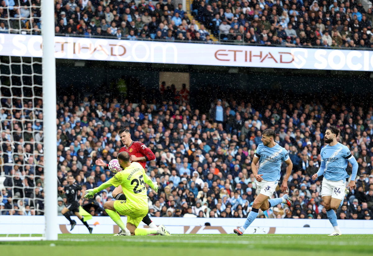 MANCHESTER, Inghilterra - 14 settembre: Gianluigi Donnarumma di Manchester City fa un salvataggio da Benjamin Sesko del Manchester United durante la partita della Premier League tra Manchester City e Manchester United all'Etihad Stadium il 14 settembre 2025 a Manchester, in Inghilterra. (Foto di Michael Regan/Getty Images)