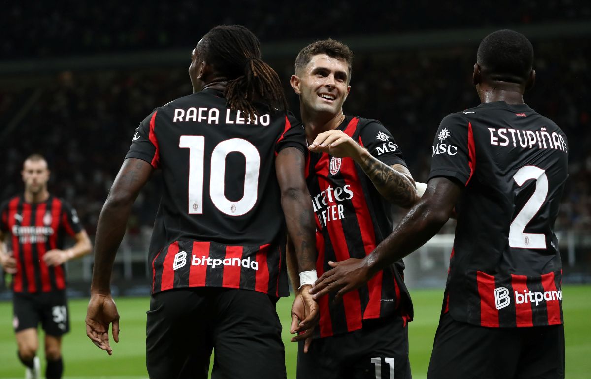 MILANO, Italia - 17 agosto: Rafael Leao di AC Milan celebra con il suo compagno di squadra Christian Pulisic dopo aver segnato il gol di apertura durante la partita di Coppa Italia tra AC Milan e SSC Bari allo stadio San Siro il 17 agosto 2025 a Milano, in Italia. (Foto di Marco Luzzani/Getty Images)