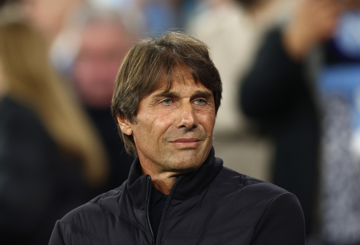MANCHESTER, Inghilterra - 18 settembre: Antonio Conte, capo allenatore di Napoli, si guarda prima della partita della Fase MD1 della UEFA Champions League 2025/26 tra Manchester City e SSC Napoli al City of Manchester Stadium il 18 settembre 2025 a Manchester, in Inghilterra. (Foto di Dan Istitene/Getty Images)